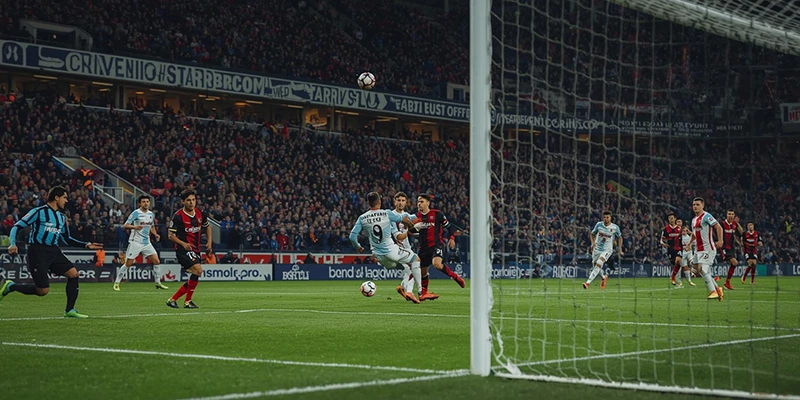 Pha tạt bóng tạo phạt góc trong trận đấu